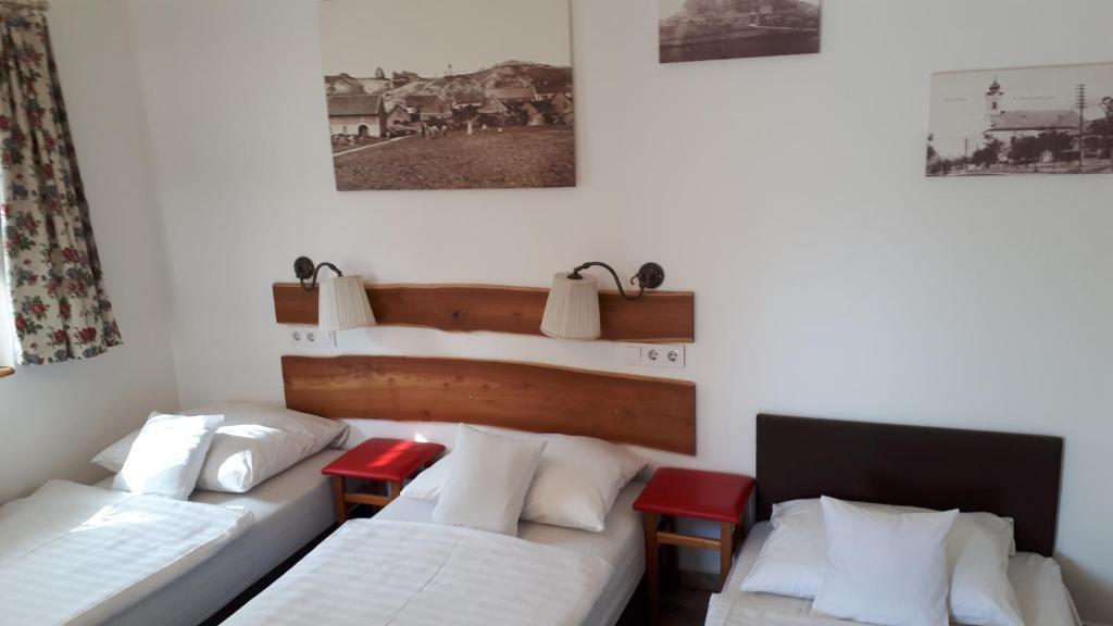 Postel nebo postele na pokoji v ubytování Mini Vendégház Budaörs