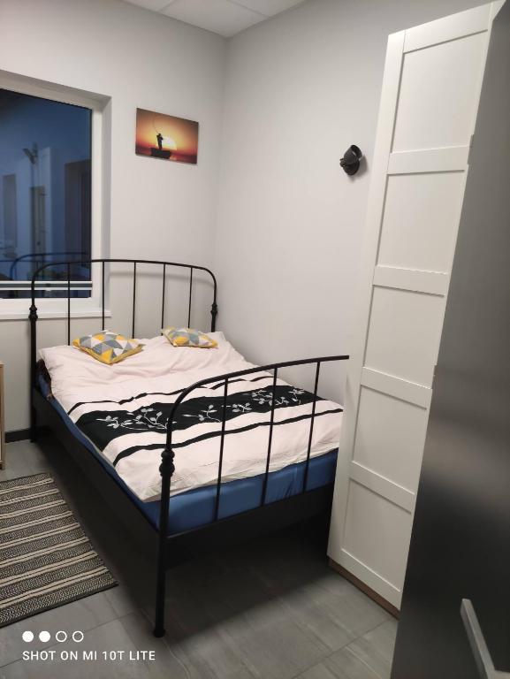 małą sypialnię z łóżkiem i szafą w obiekcie Pokoje nad Regalicą w Szczecinie
