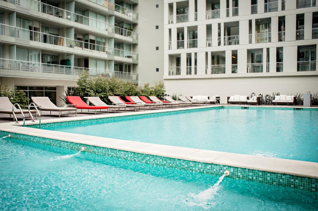 A piscina localizada em CasaSur Bellini Hotel ou nos arredores