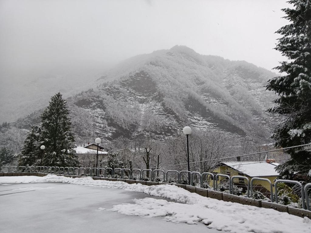 Zdjęcie z galerii obiektu Bilocale Gran Chalet Montecreto w mieście Montecreto