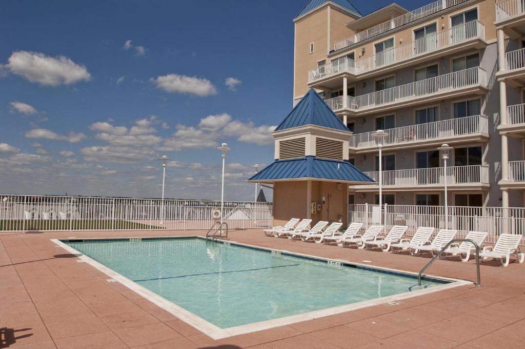 una piscina di fronte a un condominio di Belmont Towers I a Ocean City