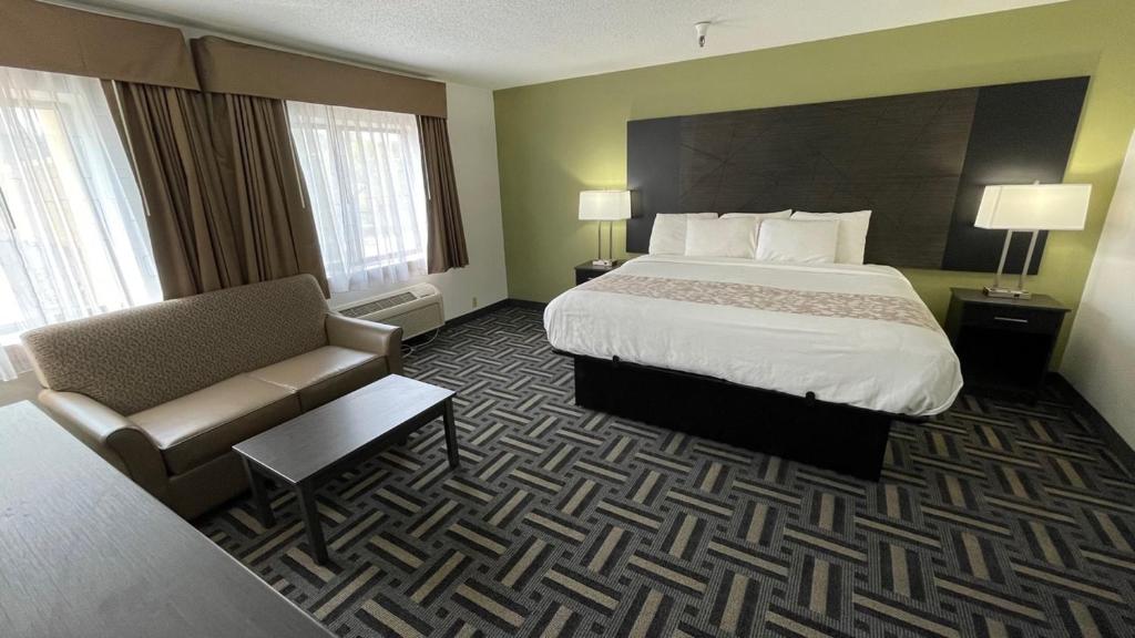 La Quinta Inn and Suites by Wyndham Cincinnati North - Executive King Room