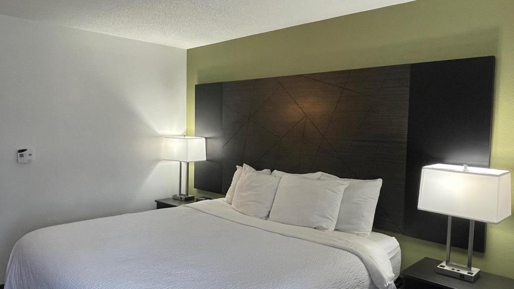 La Quinta Inn and Suites by Wyndham Cincinnati North photo