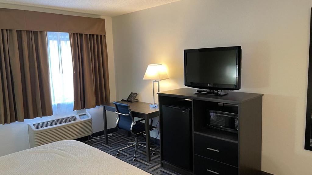 La Quinta Inn and Suites by Wyndham Cincinnati North - Queen Room With Two Queen Beds - Non-Smoking