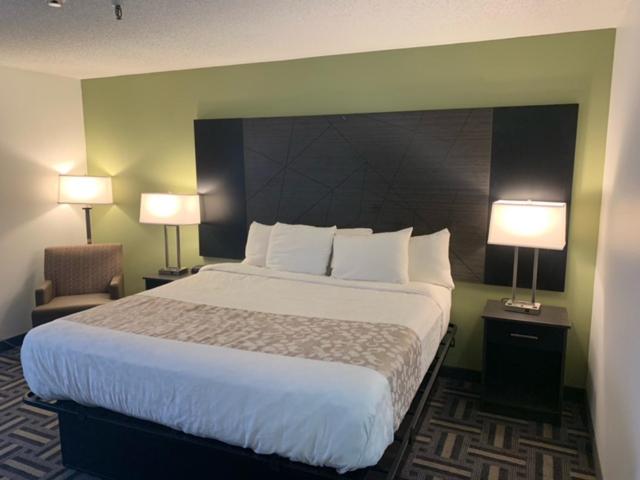 La Quinta Inn and Suites by Wyndham Cincinnati North - Deluxe King Room