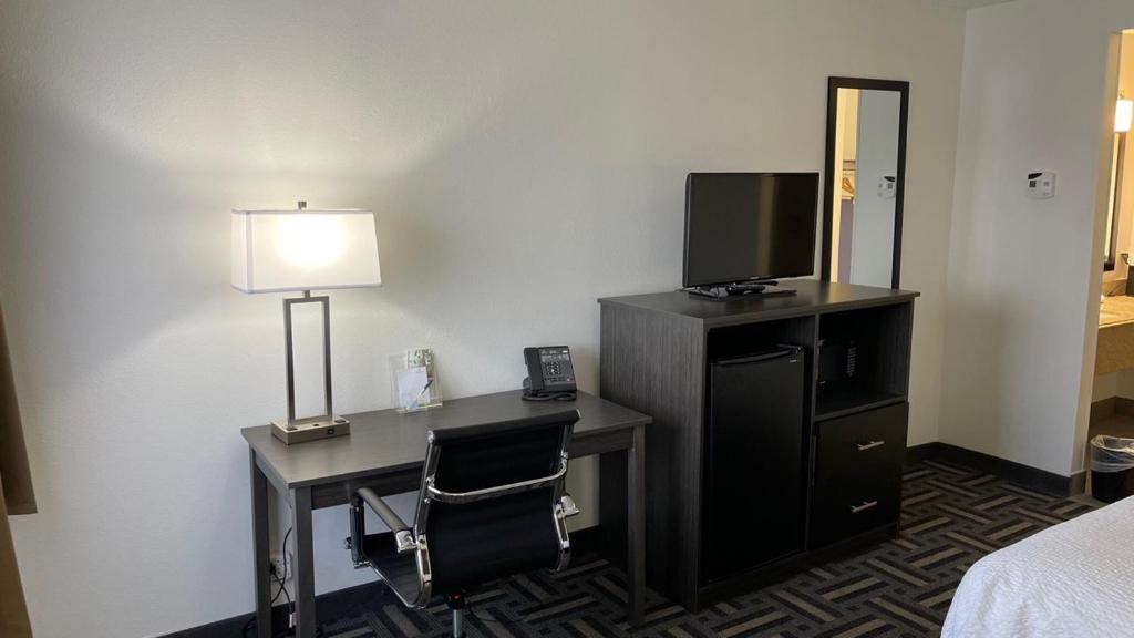 La Quinta Inn and Suites by Wyndham Cincinnati North photo