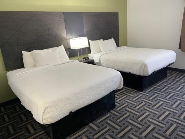 La Quinta Inn and Suites by Wyndham Cincinnati North photo