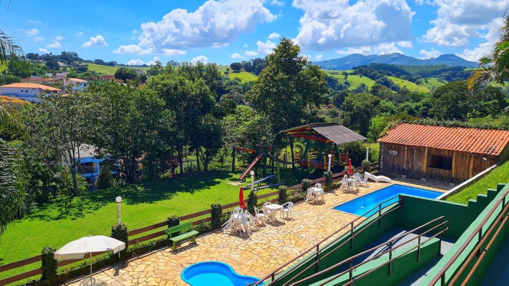 Nespecifikovaný výhled na hory nebo výhled na hory při pohledu z penzionu – hostince