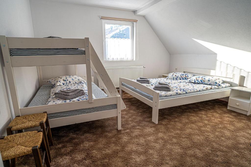 een slaapkamer met 2 stapelbedden en een raam bij Anna Guesthouse in Lunca de Sus