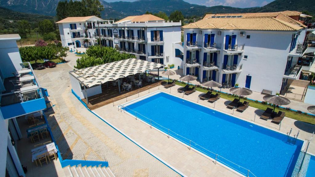 vista aerea di un hotel con piscina di Surf Hotel a Vassiliki