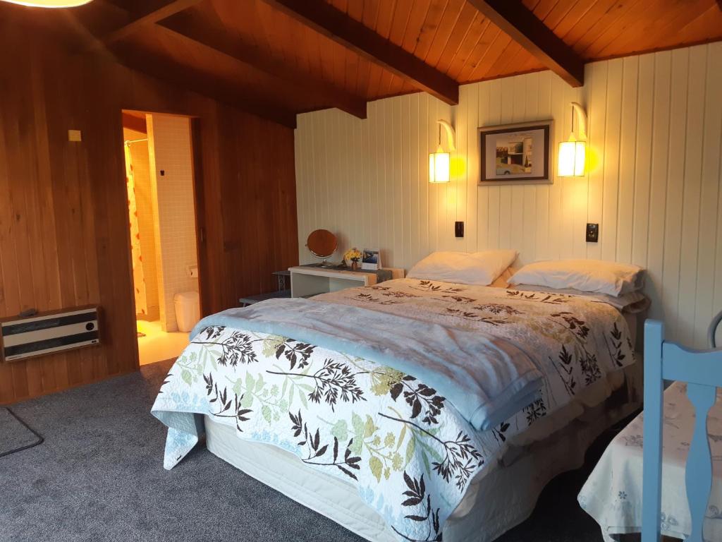 1 dormitorio con 1 cama grande en una habitación en The Fishers @33, en Geraldine