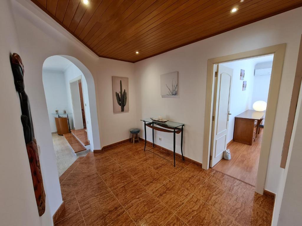 ein Wohnzimmer mit Holzdecke und Holzboden in der Unterkunft Villa Duartes in Altura