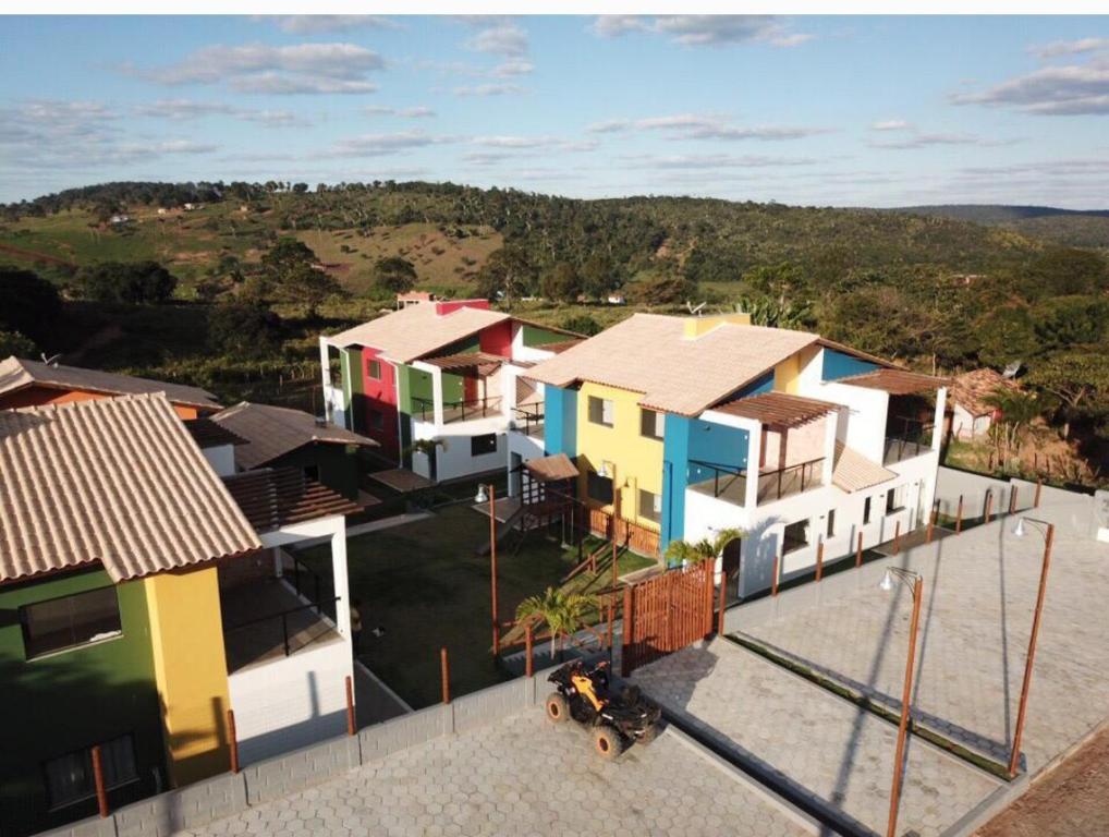 an overhead view of a row of houses at Casa em Village Jardim Itaitu in Caém