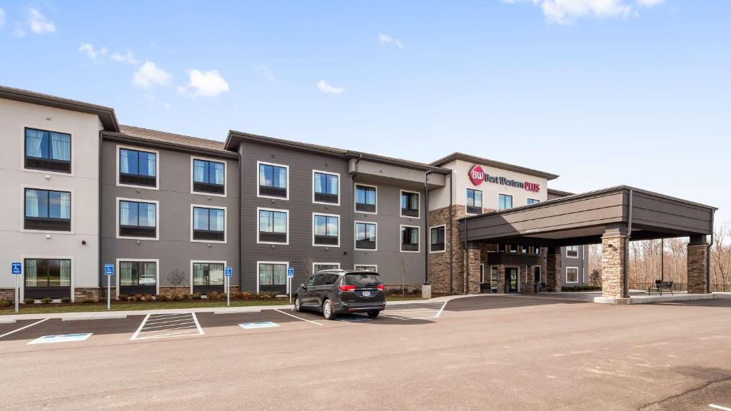 une voiture garée dans un parking en face d'un hôtel dans l'établissement Best Western Plus Lawrenceburg, à Lawrenceburg