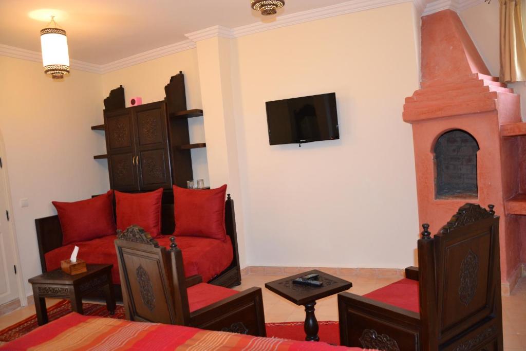 TV a/nebo společenská místnost v ubytování Hotel Riad Ben Atar