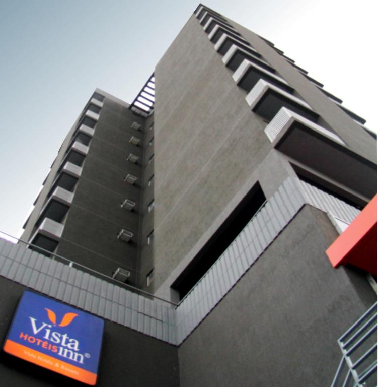 a building with a vista construction sign in front of it at Vista Inn Express Contagem in Contagem