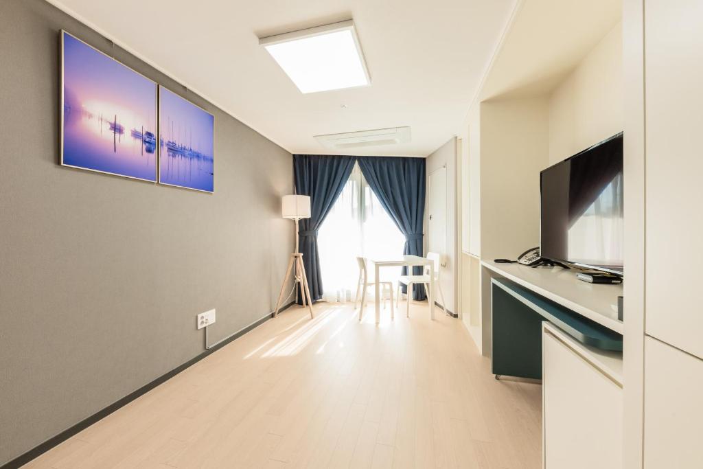 TV a/nebo společenská místnost v ubytování Risen Ocean Park Hotel