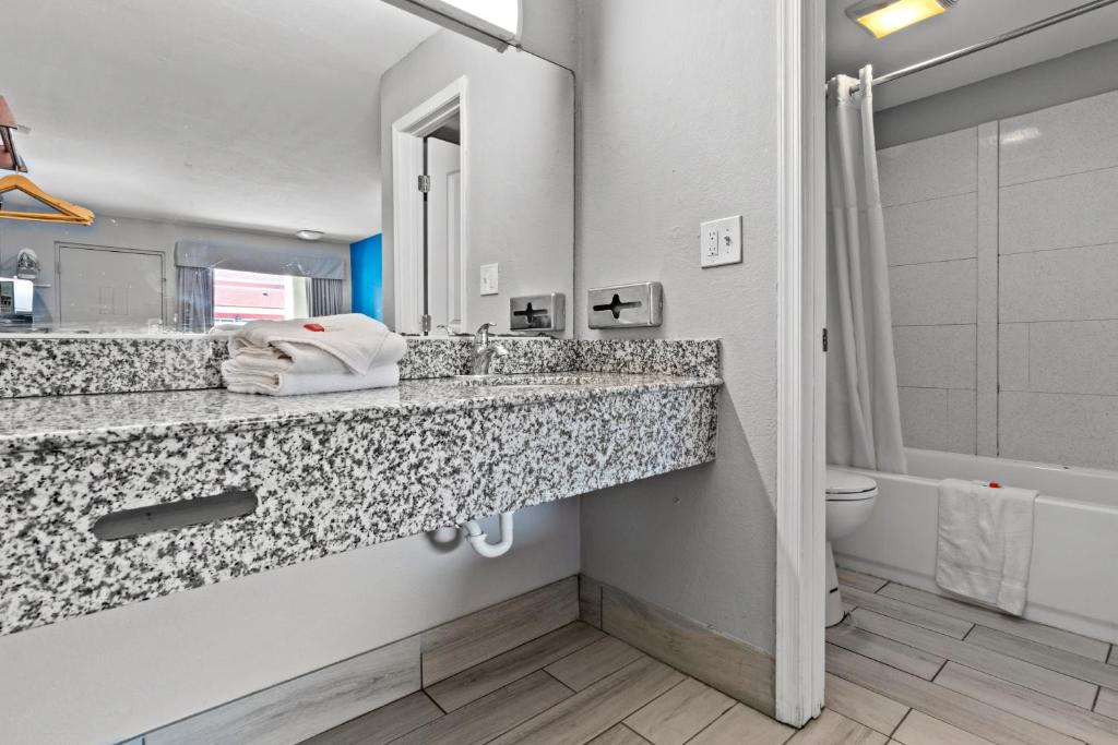 Econo Lodge Inn & Suites Virginia Beach - Norfolk - Habitación King - Accesible/No Fumadores