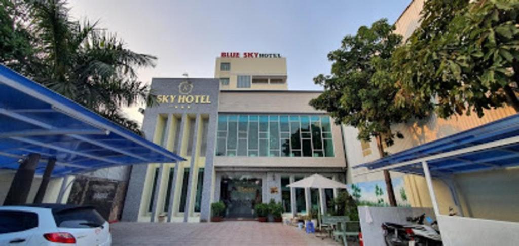 Blick auf ein Hotel mit davor geparkt in der Unterkunft Sky Hotel in Biên Hòa