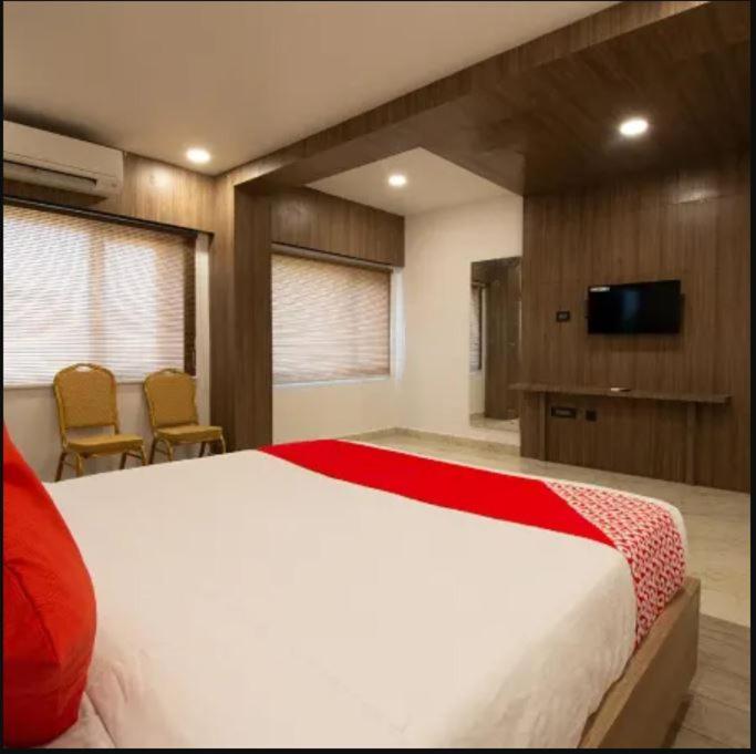 Giường trong phòng chung tại HOTEL ASWINI GRAND LODGE