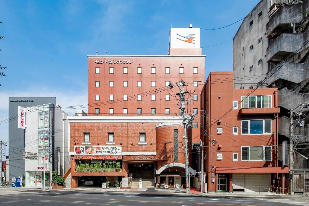un edificio alto de ladrillo rojo en una calle de la ciudad en Kanazawa Central Hotel, en Kanazawa