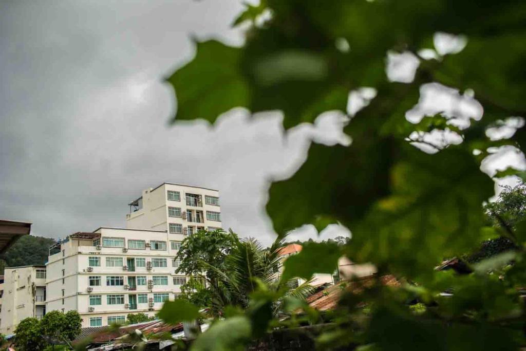 un edificio bianco di fronte a un cielo nuvoloso di The C Park a Patong Beach