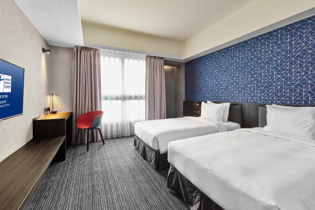 Postel nebo postele na pokoji v ubytování Holiday Inn Express Kaohsiung Love River by IHG