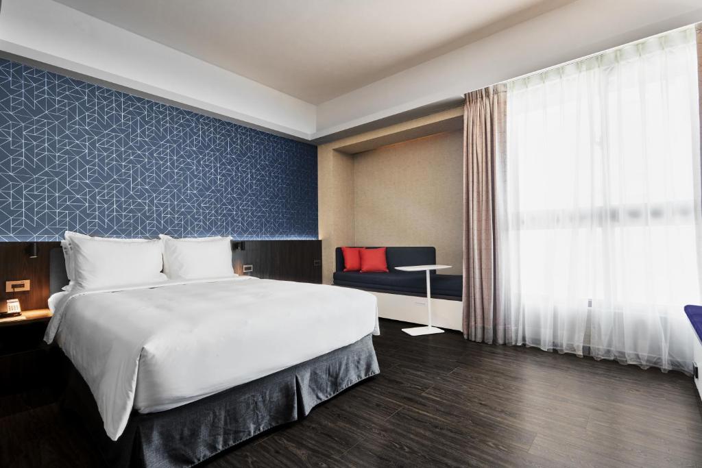 Postel nebo postele na pokoji v ubytování Holiday Inn Express Kaohsiung Love River by IHG