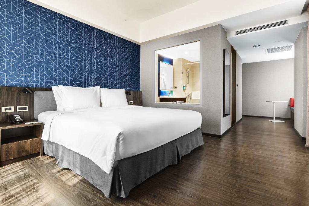 Postel nebo postele na pokoji v ubytování Holiday Inn Express Kaohsiung Love River by IHG