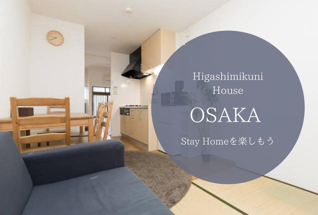 Il comprend un salon avec un canapé bleu et une cuisine. dans l'établissement EX2 Higashimikuni Hous, à Osaka