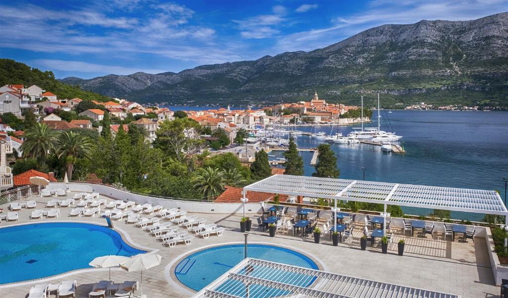 widok na ośrodek z basenem i portem w obiekcie Marko Polo Hotel by Aminess w Korčuli