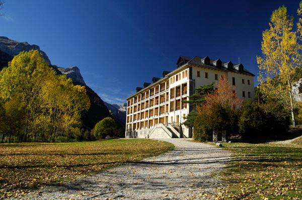 un grand bâtiment au milieu d'un champ dans l'établissement La Casa de Pineta, à Bielsa