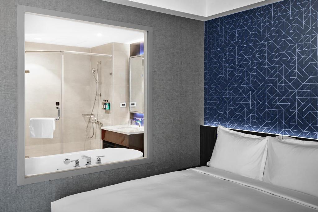 Postel nebo postele na pokoji v ubytování Holiday Inn Express Kaohsiung Love River by IHG