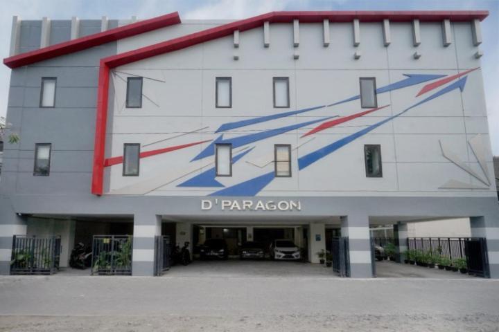 ein Gebäude mit einem Gemälde an der Seite in der Unterkunft D'Paragon Seturan 3 in Yogyakarta