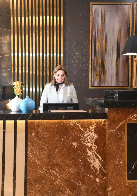 Členové personálu v ubytování Tolip Gardens Hotel
