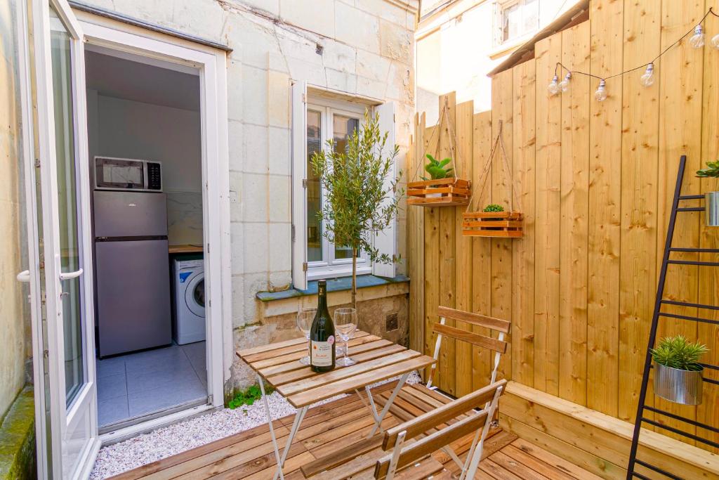 a small patio with a table and chairs on a balcony at Le Chanzy-Terrasse privative in Saumur
