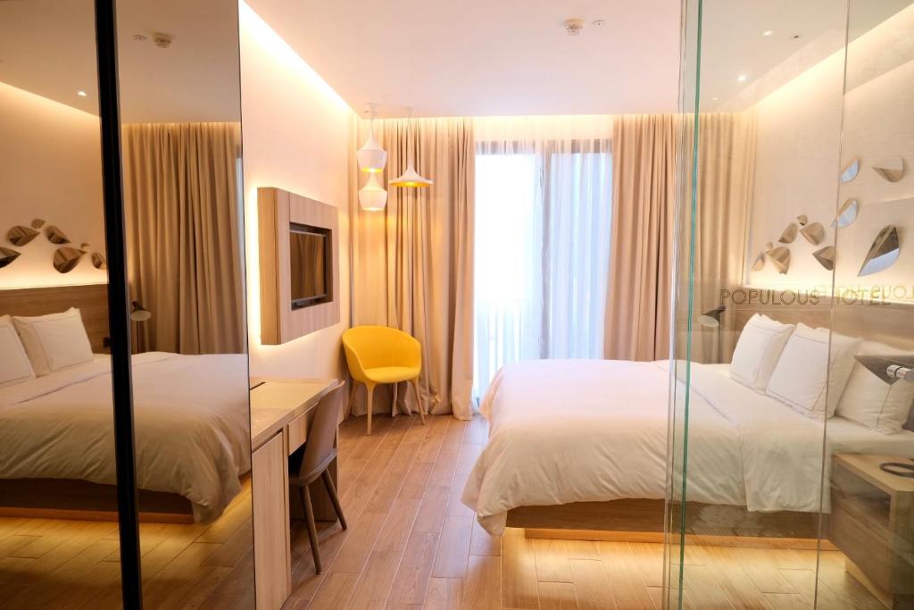 Una cama o camas en una habitación de L Hotel at Bugis Ville