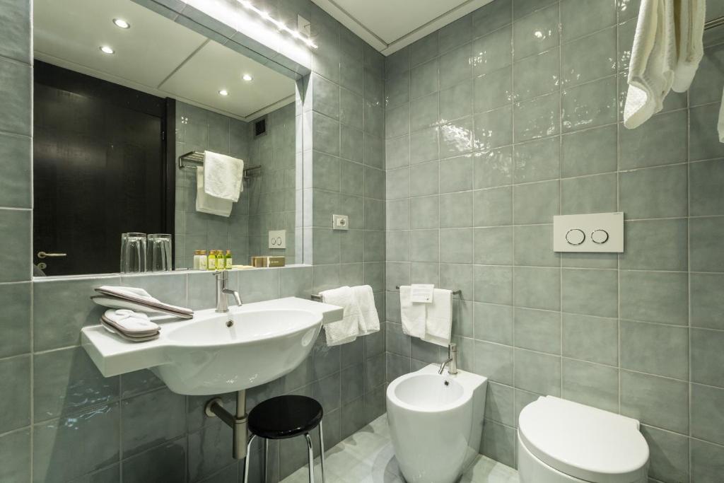 Bilik mandi di DUPARC Contemporary Suites