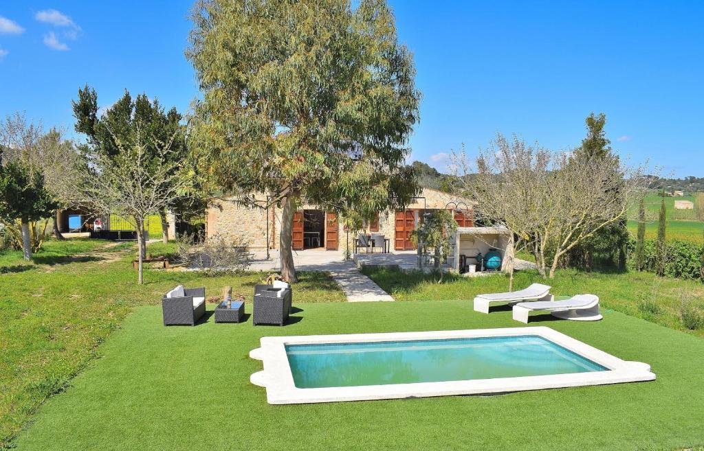 basen na środku trawnika w obiekcie Finca Es Camp Pla 087 by Mallorca Charme w mieście Sineu