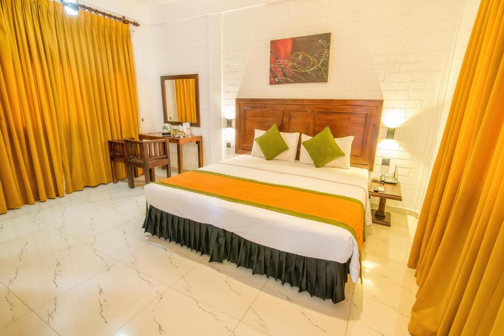 Postel nebo postele na pokoji v ubytování Mahanuge Hotel Polonnaruwa