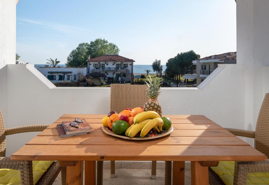 a plate of fruit on a table on a balcony at Studios Gianna in Toroni