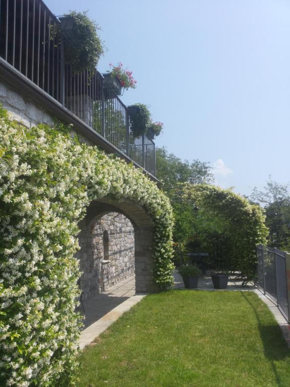 A garden outside Villa VaLuRi vista magnifica sul Lago di Como Appartamento piano terra