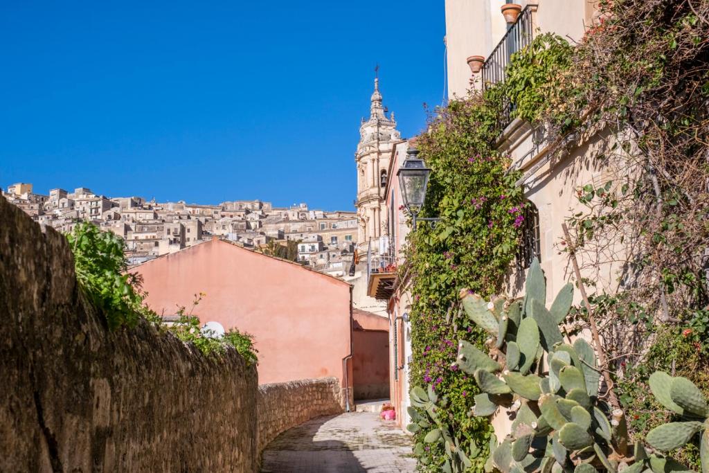 vista sulla città dalla strada di Luxury Cave Modica a Modica