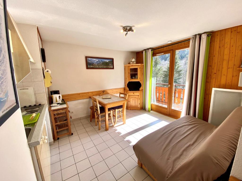 une chambre avec un lit, un bureau et une table dans l'établissement RANFOLLY 8, à Morzine