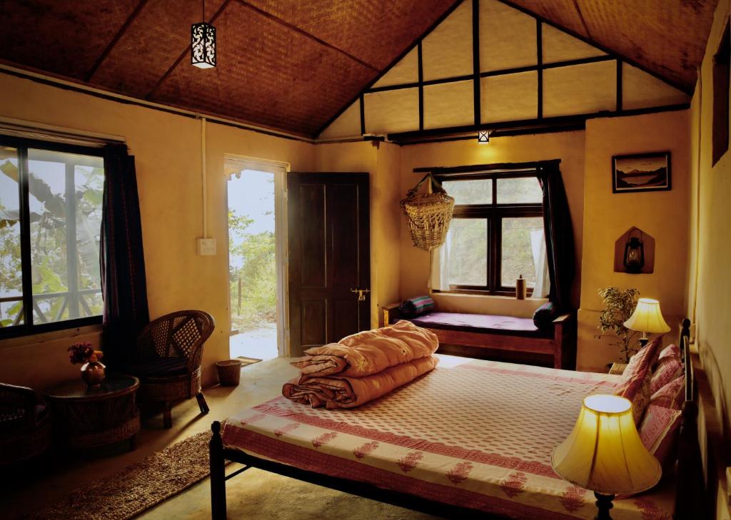 Un dormitorio con una cama grande y una ventana en Kalimpong Village Retreat, en Kalimpong