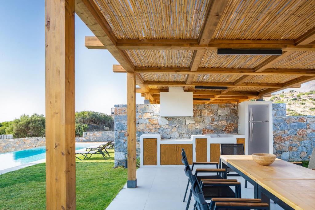 Bazén v ubytování Villa Theano nebo v jeho okolí