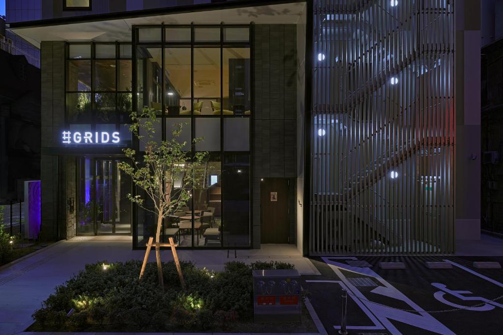 大阪的住宿－GRIDS PREMIUM HOTEL OSAKA NAMBA，建筑的侧面有标志