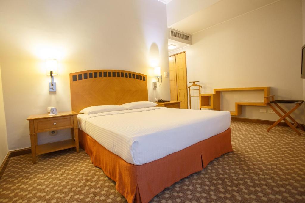 Postel nebo postele na pokoji v ubytování The Linden Suites