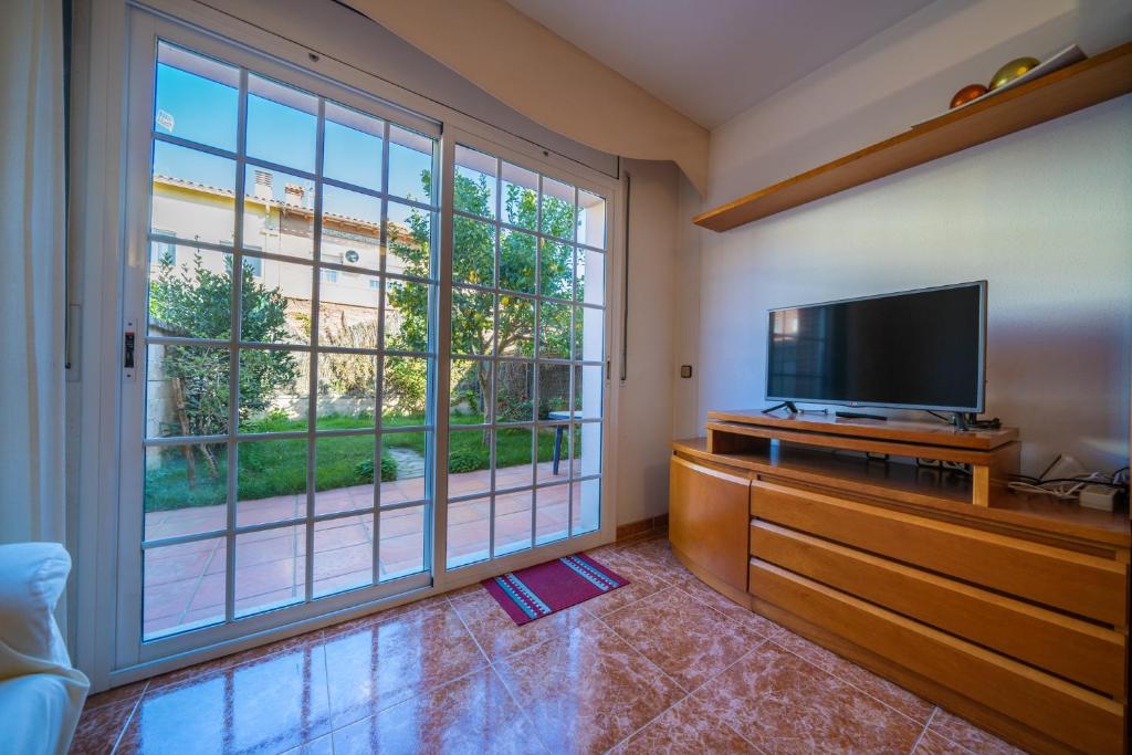 Televízia a/alebo spoločenská miestnosť v ubytovaní HomeHolidaysRentals Charme - Costa Barcelona