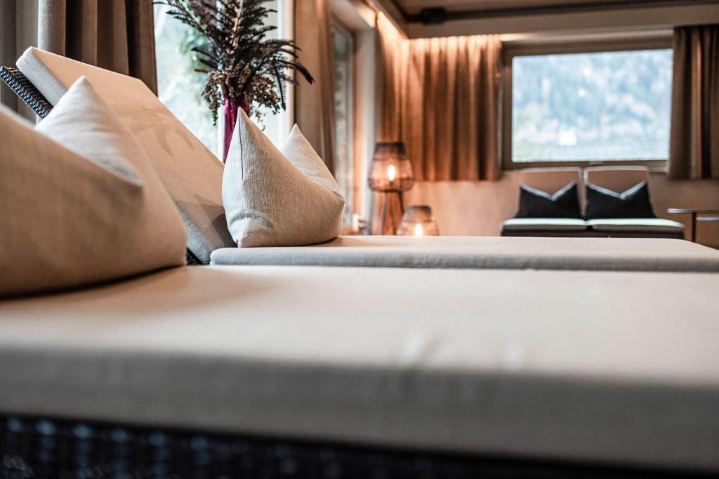 Postel nebo postele na pokoji v ubytování Romantik Hotel & Restaurant Stafler